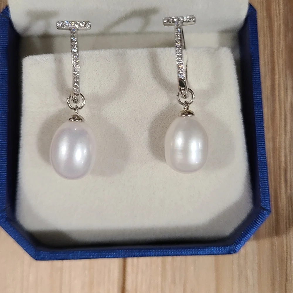 🤍🩶NEW🤍🩶BEAUTIFUL!! T Huggies with CZ'S and Freshwater Pearl Earrings - Picture 9 of 14